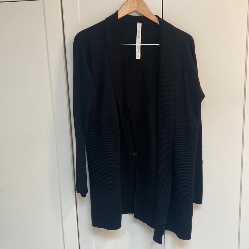 Lululemon Sit In Lotus Wrap II size 8 black in EUC